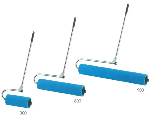 グラウンドの水たまりを排水！【除水ローラー】 グラウンドの水たまりを排水！【除水ローラー】