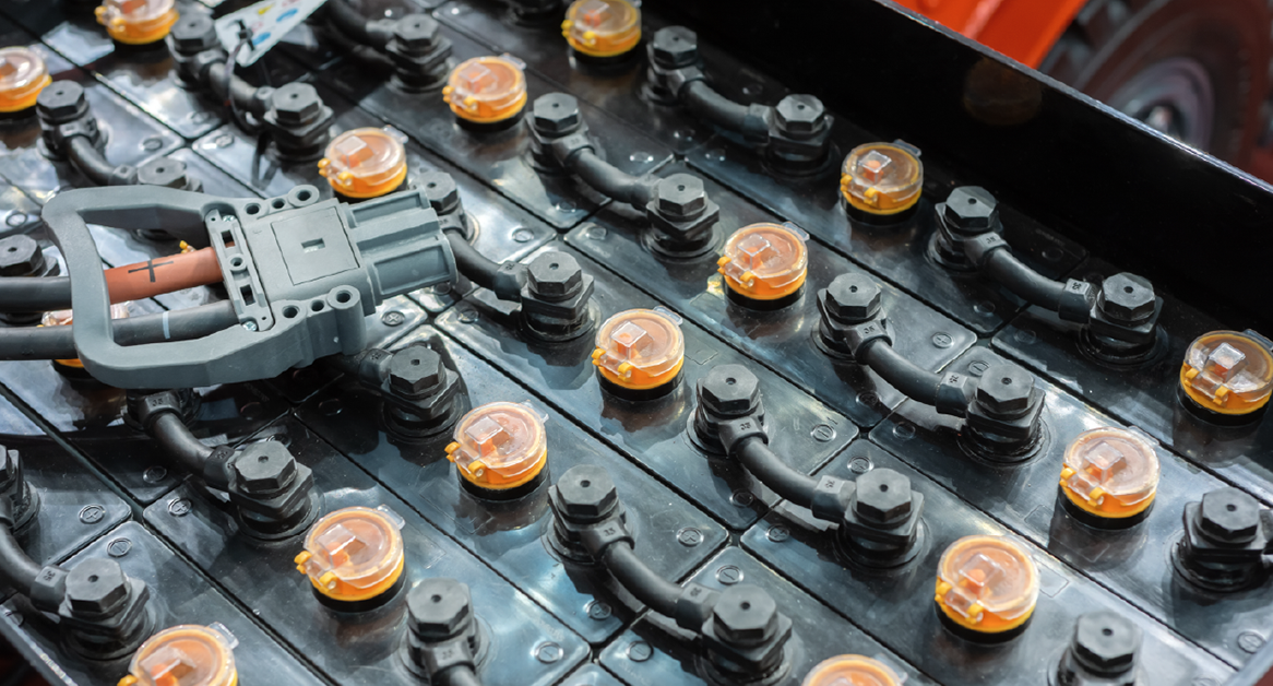 フォークリフトバッテリーの寿命や交換目安を徹底解説！ | もりや産業