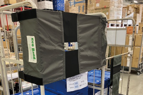 カゴ車に高く積んだ危険な荷物の荷崩れ対策 | もりや産業株式会社