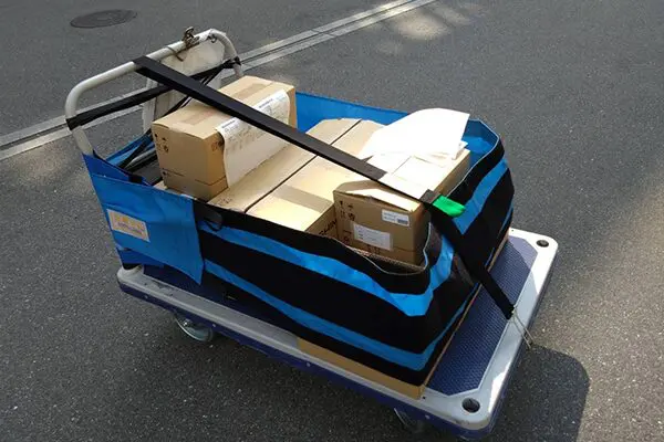 トランプ6個(荷崩れ) 台車専用の荷崩れ防止対策で作業効率を改善 | もりや産業株式会社