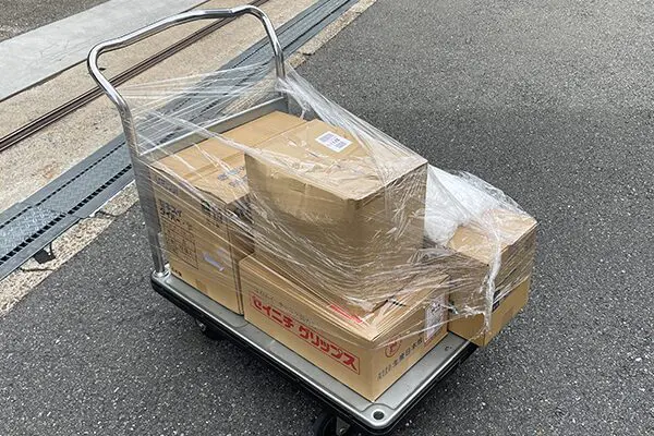 トランプ6個(荷崩れ) 台車専用の荷崩れ防止対策で作業効率を改善 | もりや産業株式会社